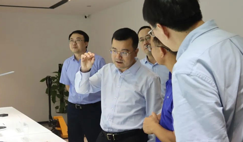 寧波高新區(qū)管委會主任、黨工委副書記勵成杰深入企業(yè)開展“三服務(wù)”活動